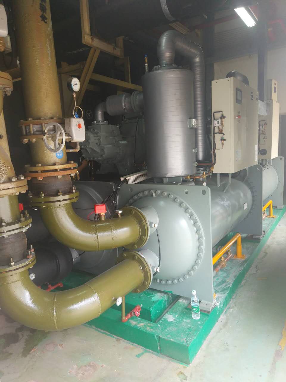 氟系統(tǒng)制冷機(jī)組進(jìn)水，就這樣處理！